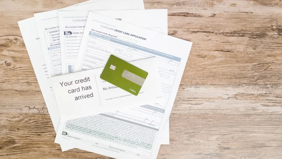 Documents de gestion et relevés bancaires posés sur un bureau